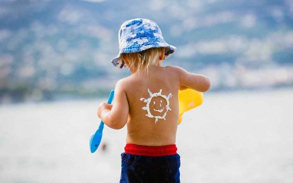 Crema solare per neonati e bambini: come sceglierla e da quando usarla