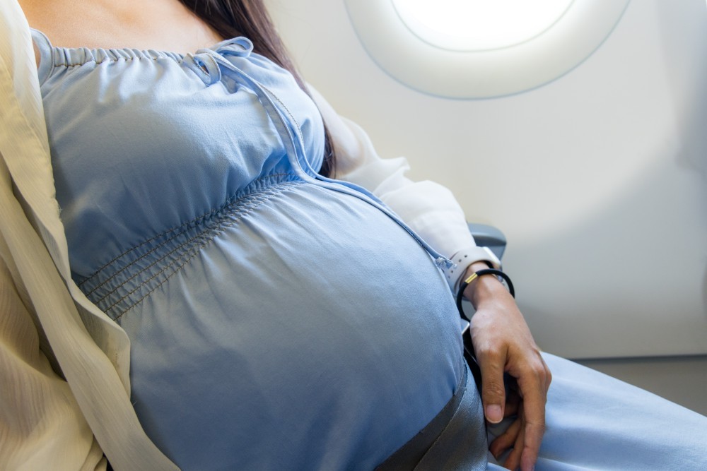 Viaggiare in aereo in gravidanza: è possibile?