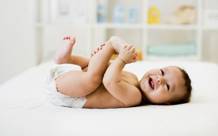 Feci del neonato: colori, consistenze e cosa significano