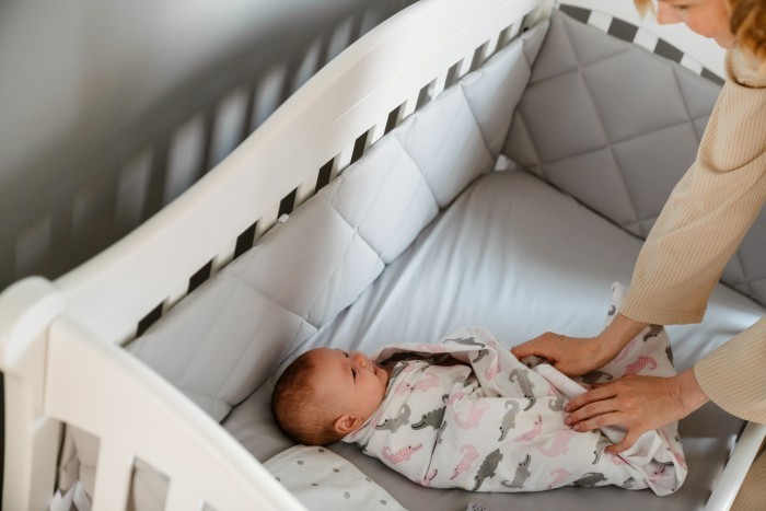 Fasciare i neonati: benefici e rischi dello swaddling