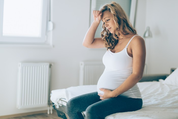 Mal di testa in gravidanza: cause e rimedi naturali